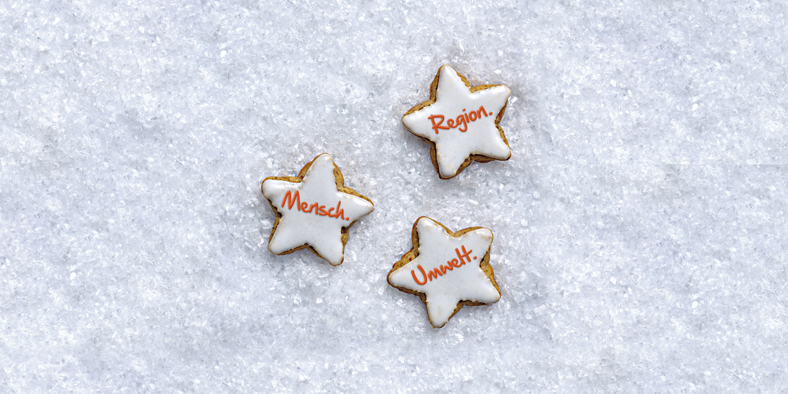 Drei Plätzchen als Weihnachtssterne mit Glasur