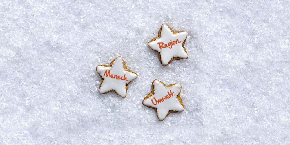 Drei Plätzchen als Weihnachtssterne mit Glasur