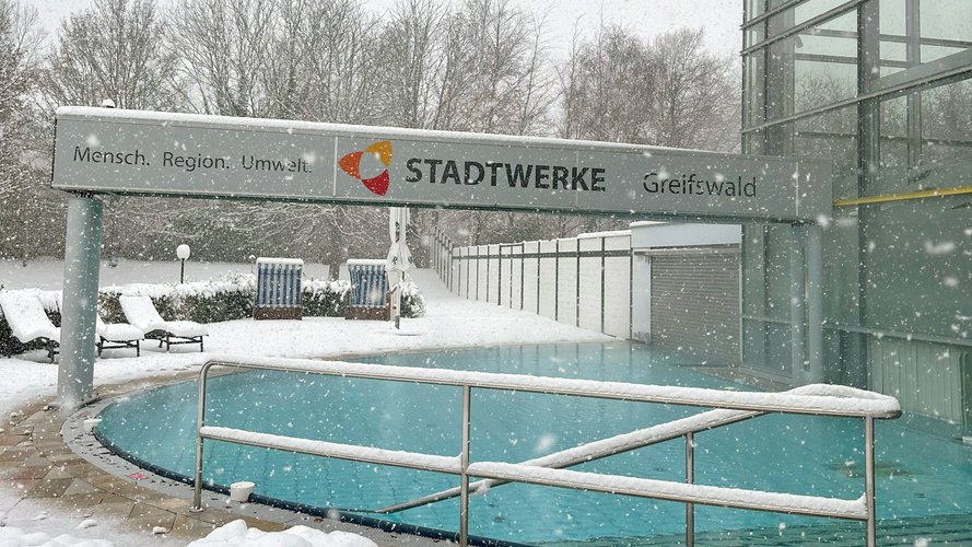 Außenbecken des Freizeitbades in Greifswald im Winter.