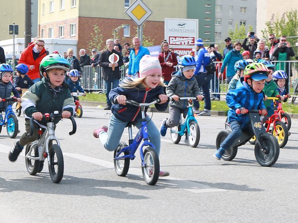 Eines der Kinderrennen beim Stadtwerke-Fahrradfest in Greifswald.